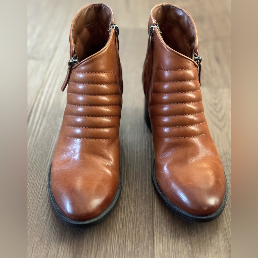 Clarks Narrative Collection Bootie Size 9 1/2.